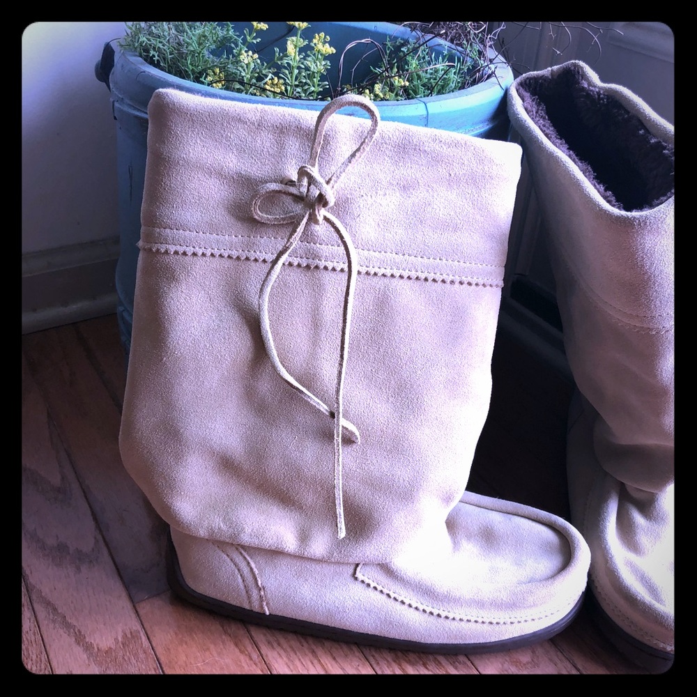 Manitobah  mukluks